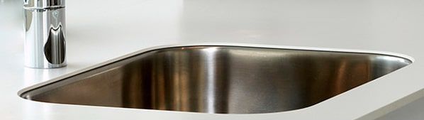 Underlimet vask i kompakt laminat bordplade